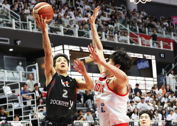 ‘2024-2025 KCC 프로농구’ 4강 플레이오프서 1,2차전 패배 후 3차전 승리로 기사회생한 수원 KT 소닉붐이 4차전서 대역전의 교두보를 마련하겠다는 각오다. 사진은 3차전에서 KT 허훈이 레이업 슛을 하고 있다.연합뉴스