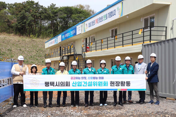 지난 23일 서부출장소 건립 부지 현장에서 평택시의회 산업안전건설위원회 소속 위원 및 관계자들이 현장 중심 의정 활동을 펼치고 있다. 평택시의회 제공