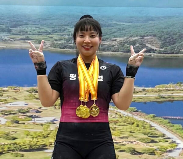 제84회 문곡서상천배역도대회 여자 일반부 71㎏급서 3관왕에 오른 박민영(평택시청)이 금메달 3개를 목에 걸고 활짝 웃고 있다. 평택시청 제공