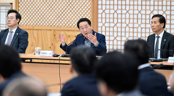 유정복 인천시장이 28일 시청 대회의실에서 열린 ‘2025년 4월 확대간부회의’에서 이야기하고 있다. 시 제공
