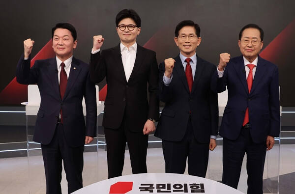 지난 26일 서울 중구 매경미디어센터에서 열린 국민의힘 대통령 선거 제2차 경선 후보자 토론회에서 경선 후보들이 토론에 앞서 기념 촬영을 하고 있다. 왼쪽부터 안철수, 한동훈, 김문수, 홍준표 경선 후보. 국회사진기자단