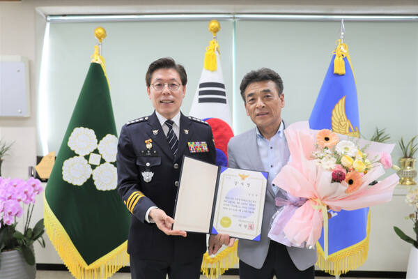 이원일 안양경찰서장이 28일 신속한 구조활동으로 귀중한 생명을 구한 김인재씨에게 감사장을 전달했다. 안양경찰서 제공.