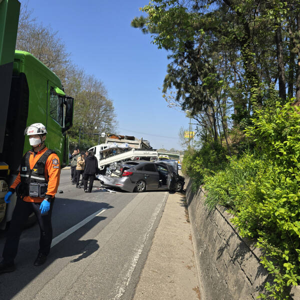 28일 오전 인천 계양구 한 도로에서 차량 5대가 연쇄 추돌하는 사고가 났다. 인천소방본부 제공