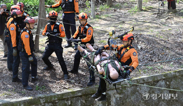 29일 인천 부평 원적산 계곡에서 부평소방서 119구조대원들이 산악사고 대비 인명구조 훈련을 실시하고 있다. 조병석기자