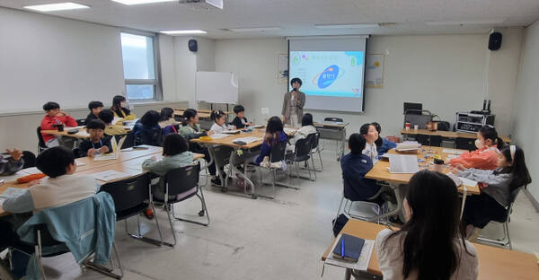 지난 26일 용인문화원 1층 강의실에서 ‘Y로드 톡파원’ 상반기 프로그램이 진행되고 있다. 용인문화원 제공