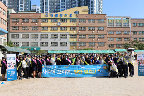 하남경찰서, 신평초 앞서 등하굣길 교통안전 캠페인을 전개한 후 기념촬영. 하남경찰서 제공