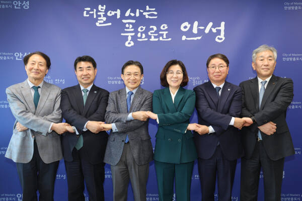 김보라 안성시장이 29일 시청 시장실에서 관내 5개 대학과 미래 인재 양성 기반 구축을 위한 업무협약을 체결했다. 안성시 제공