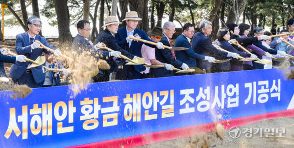 29일 오후 화성특례시 궁평항 일송정 조성부지에서 열린 '서해안 황금 해안길 조성사업 기공식'에서 정명근 화성특례시장, 배정수 화성특례시의회 의장, 산악인 엄홍길 대장 등 내빈들이 기념 시삽을 하고 있다. 오는 12월 개통을 목표를 하고 있는 황금해안길은 예산 465억원을 들여 궁평항부터 제부마리나항까지 17㎞ 구간을 해안데크 4.6㎞, 지상데크 400m, 해안경관도로 12㎞ 등 도보관광코스로 조성하는 사업이다. 윤원규기자