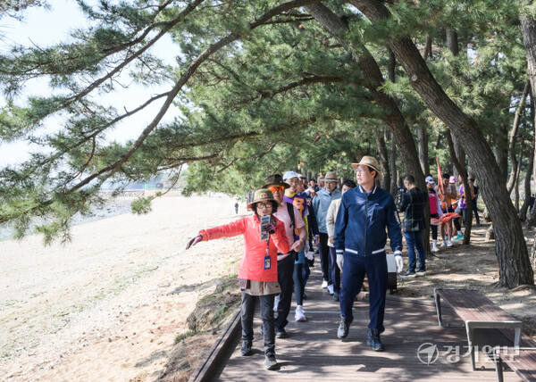 29일 오후 화성특례시 궁평항 일송정 조성부지에서 열린 '서해안 황금 해안길 조성사업 기공식'에서 정명근 화성특례시장, 배정수 화성특례시의회 의장, 산악인 엄홍길 대장 등 내빈들이 해송길을 따라 걷고 있다. 오는 12월 개통을 목표를 하고 있는 황금해안길은 예산 465억원을 들여 궁평항부터 제부마리나항까지 17㎞ 구간을 해안데크 4.6㎞, 지상데크 400m, 해안경관도로 12㎞ 등 도보관광코스로 조성하는 사업이다. 윤원규기자