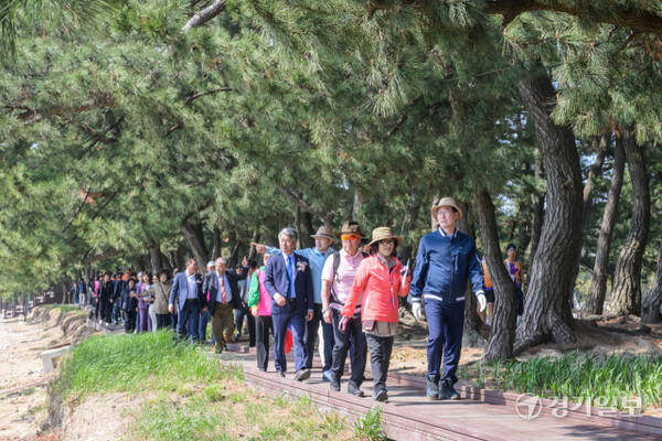29일 오후 화성특례시 궁평항 일송정 조성부지에서 열린 '서해안 황금 해안길 조성사업 기공식'에서 정명근 화성특례시장, 배정수 화성특례시의회 의장, 산악인 엄홍길 대장 등 내빈들이 해송길을 따라 걷고 있다. 오는 12월 개통을 목표를 하고 있는 황금해안길은 예산 465억원을 들여 궁평항부터 제부마리나항까지 17㎞ 구간을 해안데크 4.6㎞, 지상데크 400m, 해안경관도로 12㎞ 등 도보관광코스로 조성하는 사업이다. 윤원규기자