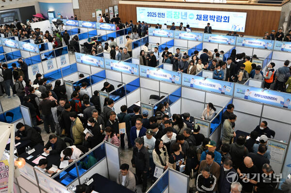 2025 인천 중장년 채용박람회가 열린 29일 오후 인천 남동구 인천시청 로비에서 구직자들이 참여 업체 부스에서 채용상담을 받고 있다. 조병석기자