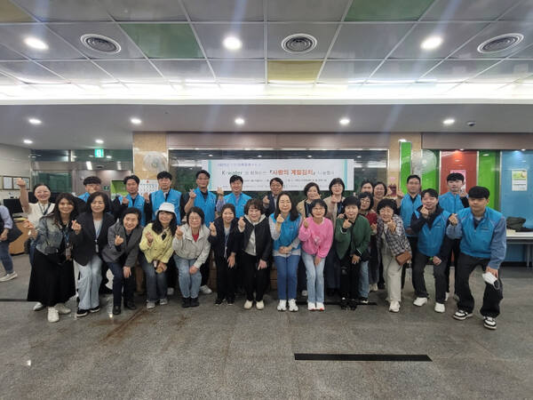 K-water 아라뱃길지사와 연희노인문화센터 직원들이 ‘사랑의 계절김치 나눔행사’ 후 어르신들과 기념사진을 촬영하고 있다. K-water 아라뱃길지사 제공