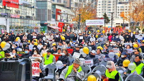 위례시민연합이 지난해 위신선 도시철도사업 정상화를 촉구하는 궐기대회를 열고 있다. 위례시민연합 제공