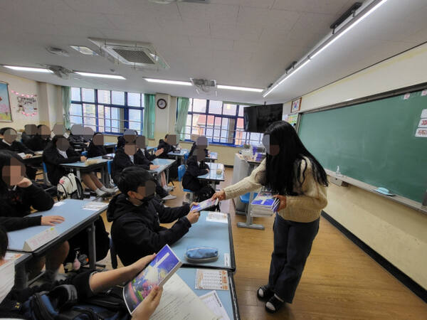 인주중학교 학생들이 책날개 입학식 프로그램에 참여하고 있다. 인주중학교 제공