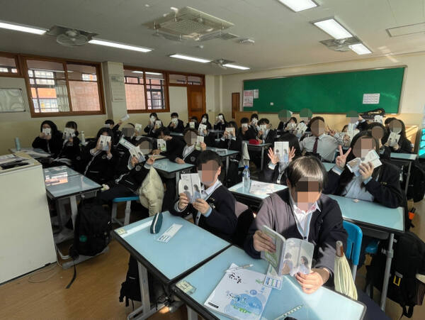 인주중학교 학생들이 책날개 입학식 프로그램에 참여하고 있다. 인주중학교 제공