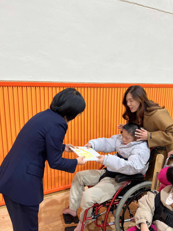 인천 연일학교 한 학생이 입학 선물로 책을 선물받고 있다. 연일학교 제공
