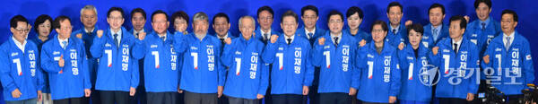 30일 국회 의원회관에서 열린 더불어민주당 제21대 대통령선거 '진짜 대한민국' 중앙선거대책위원회 출범식에서 이재명 대선 후보, 윤여준·박찬대 상임 총괄선대위원장 등 참석자들이 구호를 외치고 있다.조주현기자