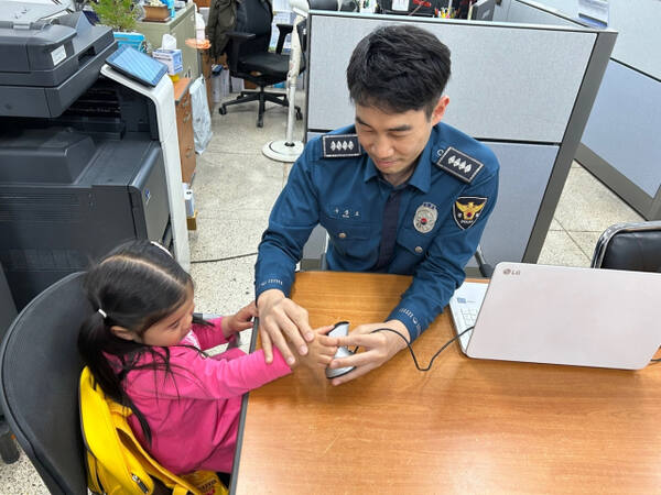 사전 지문 등록하는 아동. 수원남부경찰서 제공