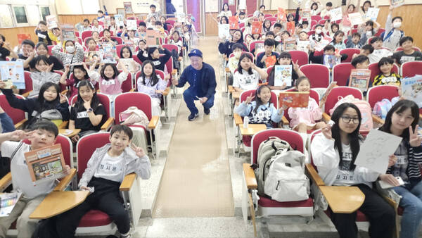 30일 오후 용인 수지구 새빛초등학교에서 작가와의 만남 행사에 참석한 김영진 작가, 학생들이 기념촬영을 하고 있다. 새빛초등학교 제공
