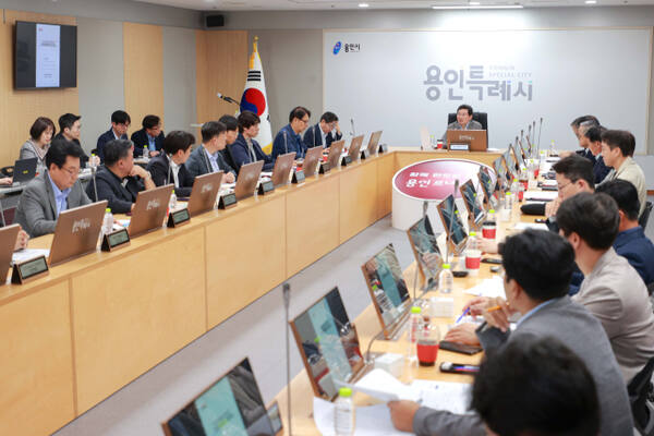 이상일 용인특례시장이 시청 영상회의실에서 열린 시민프로축구단 창단준비위원회 회의를 주재하고 있다. 용인특례시 제공