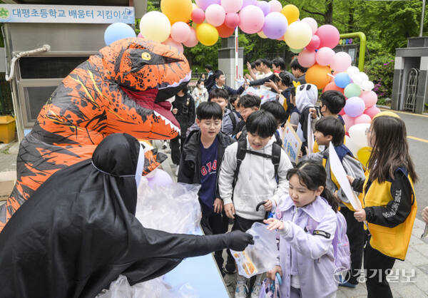 어린이날을 사흘 앞둔 1일 오전 수원특례시 장안구 대평초등학교에서 학생들이 학부모들이 준비한 간식을 받고 있다. 윤원규기자