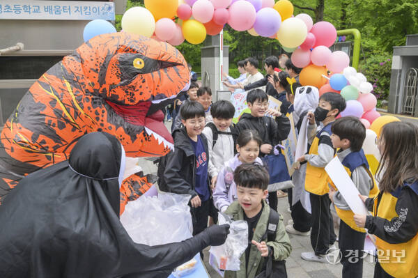 어린이날을 사흘 앞둔 1일 오전 수원특례시 장안구 대평초등학교에서 학생들이 학부모들이 준비한 간식을 받고 있다. 윤원규기자