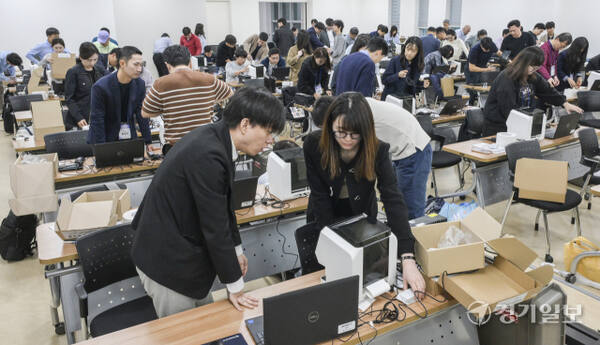 1일 오전 수원특례시 권선구 중앙선거관리위원회 선거연수원에서 열린 '제21대 대통령선거 공관 재외선거 담당자 투표관리 교육'에서 참석자들이 재외투표용지 발급기 운영 실습을 하고 있다. 이번 재외투표는 오는 5월 20일부터 25일까지 진행될 예정이다. 윤원규기자