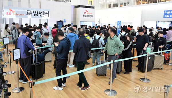 최장 6일간의 황금연휴가 시작된 1일 인천국제공항 제1여객터미널 출국장 SK텔레콤 유심교체 서비스 임시창구에 출국전 유심을 교체하려는 승객들이 줄지어 서 있다. SK텔레콤은 당일 출국 승객에 한해 유심 교체를 진행하고 있다. 조병석기자