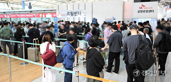 최장 6일간의 황금연휴가 시작된 1일 인천국제공항 제1여객터미널 출국장 SK텔레콤 유심교체 서비스 임시창구에 출국전 유심을 교체하려는 승객들이 줄지어 서 있다. SK텔레콤은 당일 출국 승객에 한해 유심 교체를 진행하고 있다. 조병석기자