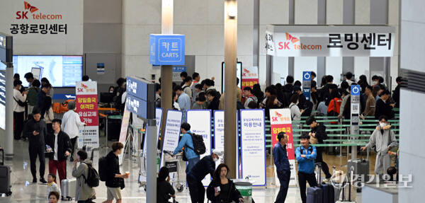 최장 6일간의 황금연휴가 시작된 1일 인천국제공항 제1여객터미널 출국장 SK텔레콤 유심교체 서비스 임시창구에 출국전 유심을 교체하려는 승객들이 줄지어 서 있다. SK텔레콤은 당일 출국 승객에 한해 유심 교체를 진행하고 있다. 조병석기자