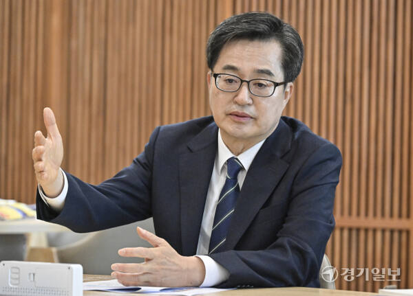 김동연 경기도지사가 15일 경기도청 집무실에서 열린 '자동차 부품업계 관세 대응을 위한 후속 조치 점검 회의'에서 발언하고 있다. 홍기웅기자