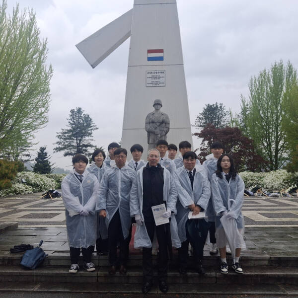 수원시 삼일공업고등학교(이하 삼일공고) 교직원과 학생들이 페이터 반 더 플리트 주한 네덜란드 대사와 강원도 횡성참전기념공원에서 열린 6·25전쟁 네덜란드군 참전기념 추모행사에 참석해 헌화하고 기념 사진을 촬영하고 있다. 삼일공업고등학교 제공
