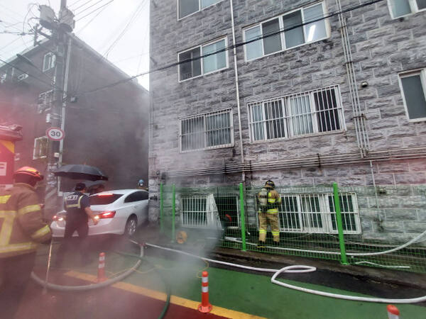 1일 오전 11시30분께 수원시 팔달구 한 다세대주택 지하에서 화재가 발생해 1명이 다쳤다. 경기도소방재난본부 제공