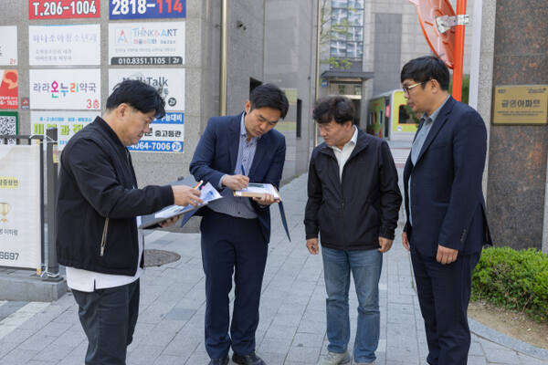 용인특례시 기흥구 영덕2동 청곡초등학교 및 인근 아파트 일대에서 남종섭 경기도의원(오른쪽 두 번째), 임현수 용인특례시의원(오른쪽 첫 번째) 등이 현장을 점검하고 있다. 임현수 용인특례시의원실 제공