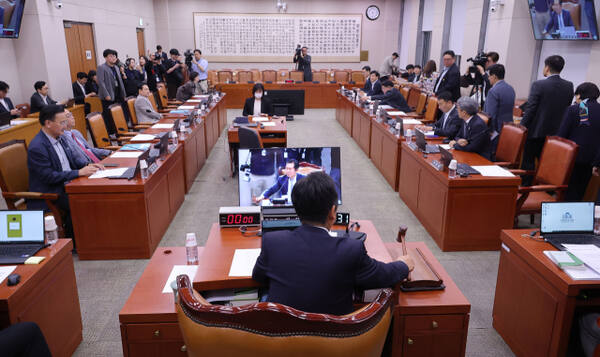 1일 국회에서 열린 법제사법위원회 전체회의에서 정청래 법사위원장이 의사봉을 두드리고 있다. 연합뉴스