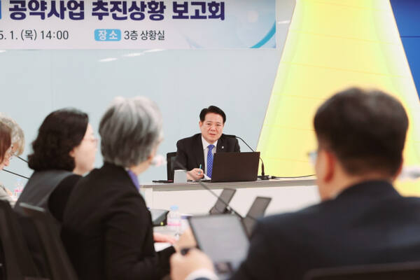 안양시는 지난 1일 시청 3층 상황실에서 최대호 안양시장 주재로 ‘2025년 상반기 공약사업 추진상황 보고회’를 개최했다. 안양시 제공.
