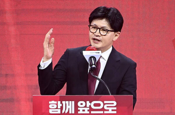 3일 경기 고양시 킨텍스에서 열린 국민의힘 전당대회에서 국민의힘 대선 후보로 김문수 후보가 선출된 가운데 한동훈 후보가 승복 연설을 하고 있다. 연합뉴스