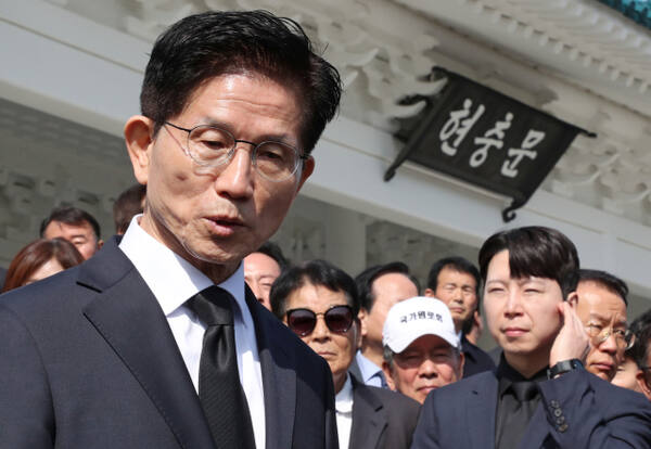 국민의힘 김문수 대선 후보가 4일 오전 서울 동작구 국립서울현충원을 찾아 현충탑에 참배를 마친 뒤 취재진에 발언하고 있다. 연합뉴스