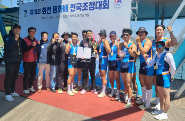 제19회 화천평화배 전국조정대회 남자 일반부에서 2년 만에 종합우승을 차지한 용인시청 선수단이 우승트로피를 들고 기념촬영을 하고있다.황선학기자
