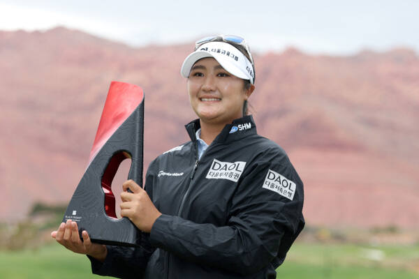 5일(한국시간) 미국 유타주 아이빈스의 블랙 데저트 리조트 골프코스서 끝난 미국여자프로골프(LPGA) 투어 블랙 데저트 챔피언십서 와이어 투 와이어 우승을 차지한 유해란이 우승토로피를 들고 미소짓고 있다.AFP=연합뉴스