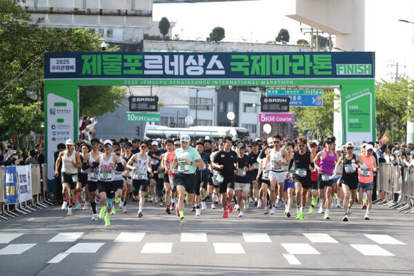 ‘2025 우리은행배 제물포르네상스 국제 마라톤 대회’ 참가자들이 10㎞코스를 출발하고 있다. 인천관광공사 제공