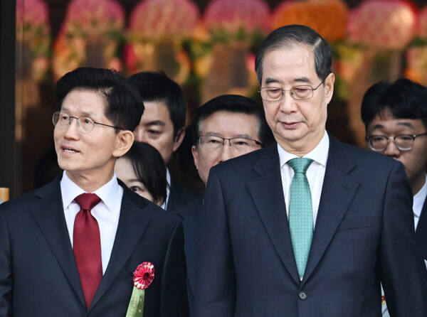 국민의힘 김문수 대선후보(왼쪽)와 무소속 한덕수 대선 예비부호가 지난 5일 부처님오신날을 맞아 조계사를 방문했다. 연합뉴스