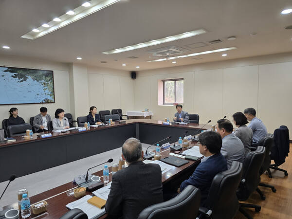 최근 인천연구원에서 열린 ‘2025 국제평화안보포럼 인천’ 자문회의에서 참석자들이 회의를 하고 있다. 인천시 제공