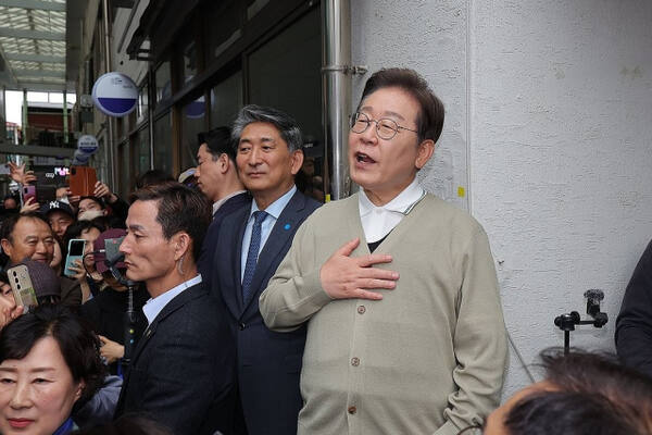 더불어민주당 이재명 대선 후보가 '골목골목 경청투어: 국토종주편'에 나선 6일 충북 옥천군 옥천공설시장을 찾아 연설을 하고 있다. 연합뉴스