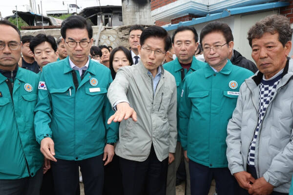 국민의힘 김문수 대선 후보가 6일 대형 산불 피해를 입은 경북 영덕군 영덕읍 석리 따개비마을을 방문해 복구 현황을 살펴보고 있다. 연합뉴스