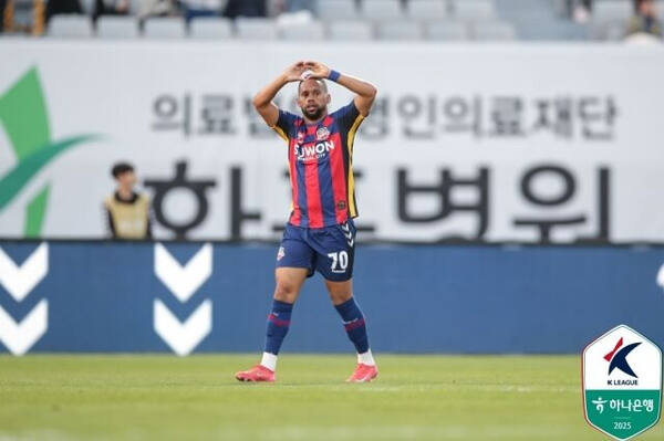 6일 수원종합운동장에서 열린 대구FC와의 K리그1 12라운드 홈경기서 전반 선제골을 넣은 수원FC 안데르손이 세리머니를 펼치고 있다.한국프로축구연맹 제공