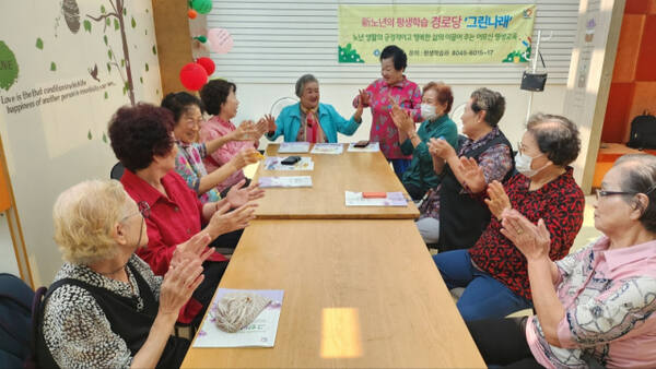 안양 아크로타워 경로당 어르신들이 그린나래 평생학습교육을 받고 있다. 안양시 제공