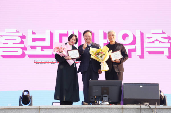 의왕시 홍보대사로 위촉된 김현숙 배우(왼쪽)와 조재윤 배우(오른쪽)가 김성제 의왕시장과 기념사진을 찍고 있다. 의왕시 제공