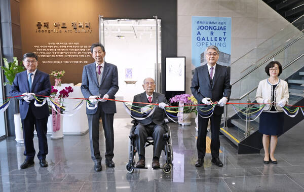 7일 오전 단국대 죽전캠퍼스 단국역사관에서 열린 ‘중재아트갤러리’ 개관식에 참석한 장충식 명예이사장, 장호성 이사장, 안순철 총장 등 관계자들이 테이프 커팅식을 진행하고 있다. 단국대 제공