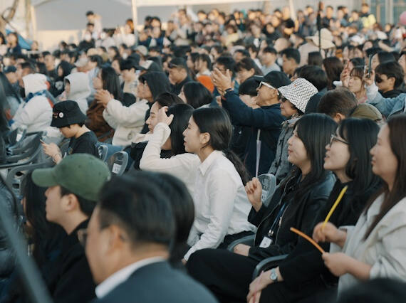 제39회 이천도자기축제장을 찾은 관램객들이 대공연장에서 공연을 관람하고 있다. 이천시 제공